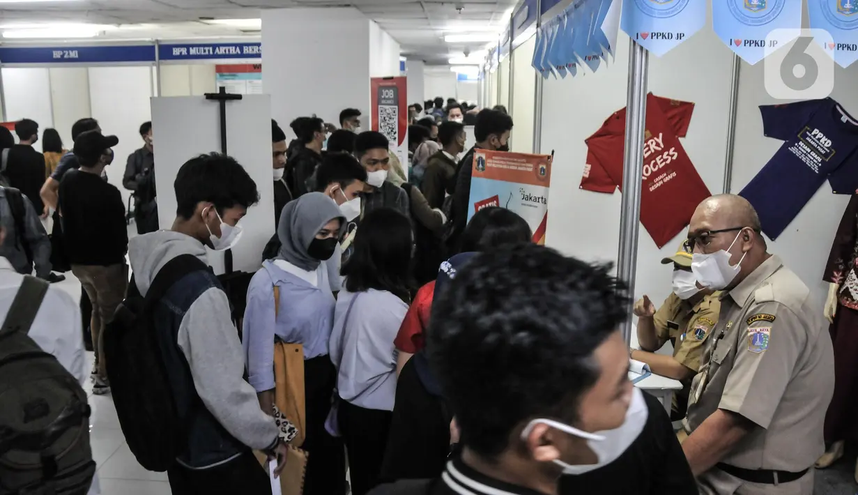 Calon pelamar kerja memadati booth perusahaan saat Jakarta Job Fair 2022 di ITC Cempaka Mas, Jakarta Pusat, Selasa (13/9/2022). Ada 200 perusahaan yang mengikuti job fair kali ini. (merdeka.com/Iqbal S. Nugroho)