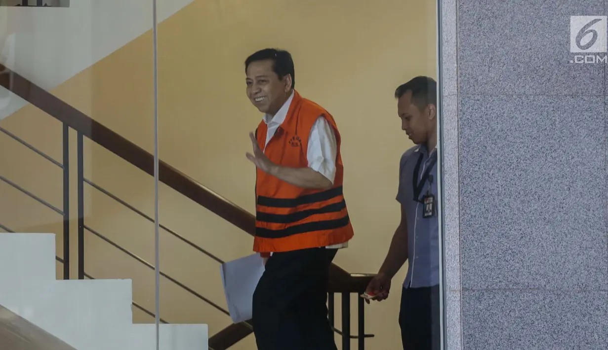 Terdakwa kasus korupsi proyek e-KTP Setya Novanto melambaikan tangan saat menuju ruang pemeriksaan di Gedung KPK, Jakarta, Kamis (4/1). (Liputan6.com/Faizal Fanani)