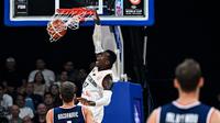 Dennis Schroeder yang menjabat sebagai kapten Timnas Jerman pada Piala Dunia FIBA 2023 tentunya tak berlebihan jika dianggap sebagai pahlawan Jerman dalam merebut gelar juara dunia pertama mereka. Pemain yang telah menginjak usia 29 tahun ini mampu memaksimalkan kecepatannya dalam mencetak poin maupun memberi assist kepada rekan-rekannya. Saat ini ia tengah membela Toronto Raptors di NBA. (AFP/Sherwin Vardeleon)