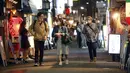 Orang-orang berjalan di sebuah jalan di Tokyo, Jepang, 4 Oktober 2021. Warga kembali beraktivitas setelah berakhirnya status pembatasan darurat virus corona COVID-19 di Jepang. (AP Photo/Koji Sasahara)