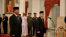 Anggota Konsil Kedokteran Indonesia masa jabatan 2014-2019, Satrio Sumantri Brodjonegoro (kanan) saat acara pelantikan dirinya di Istana Negara, Jumat (13/3/2015). (Liputan6.com/Faizal Fanani)