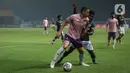 Bek Persi Kediri k, Arthur Felix (depan) berebut bola dengan penyerang Persikabo 1973, Ronaldo Rubener Wanma saat laga pekan ketiga BRI Liga 1 2021/2022 di Stadion Wibawa Mukti, Cikarang, Jumat (17/9/2021). Persikabo 1973 dan Persik Kediri harus puas bermain imbang 2-2. (Bola.com/Bagaskara Lazuardi)