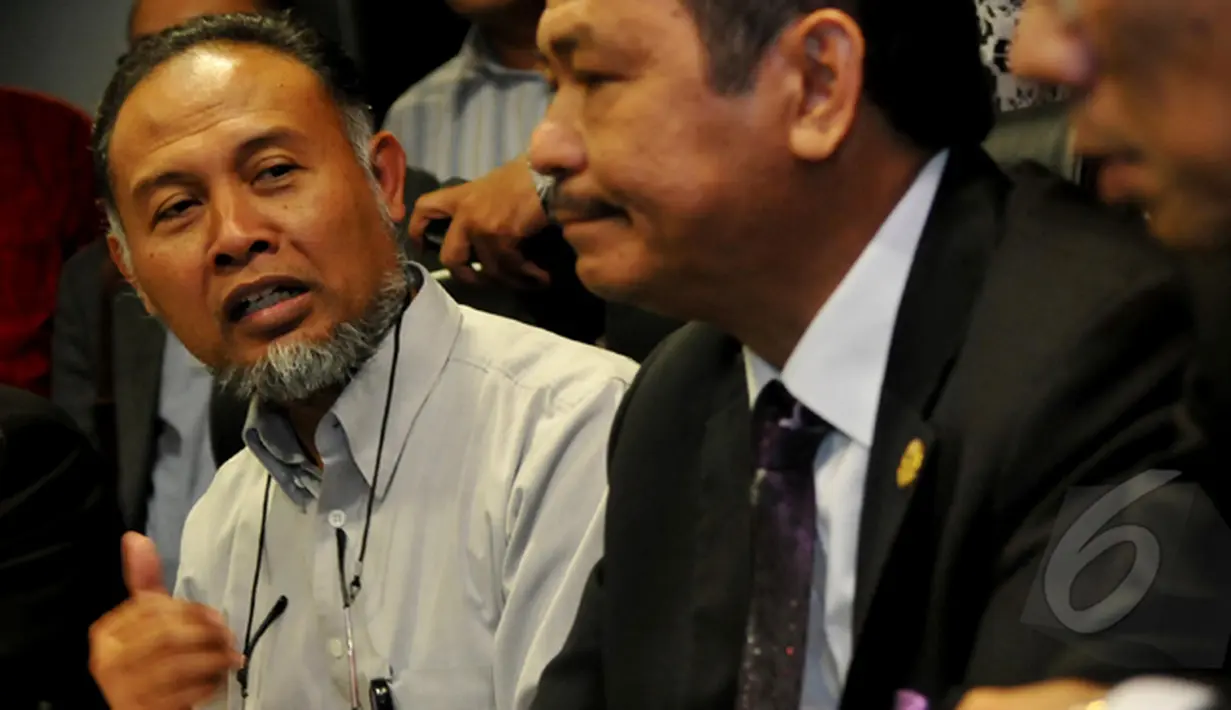 Bambang Widjojanto (kiri) menilai langkah Bareskrim Polri menjadikan dirinya sebagai tersangka adalah sebuah bentuk kriminalisasi, Jakarta, Kamis (5/2/2015). (Liputan6.com/Johan Tallo)