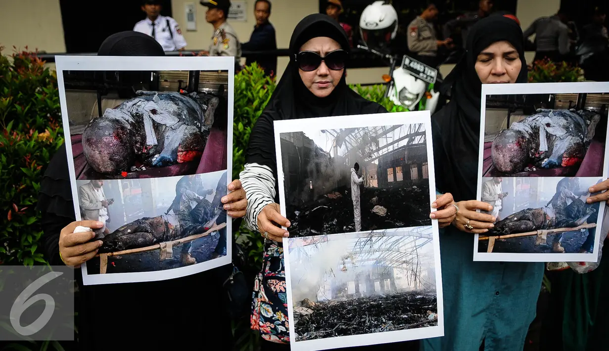 Dalam aksinya mereka mengecam serangan Arab Saudi terhadap Yaman yang menewaskan lebih dari 150 orang tewas dan 600 orang luka-luka, Jakarta, Selasa (11/10). (Liputan6.com/Faizal Fanani)