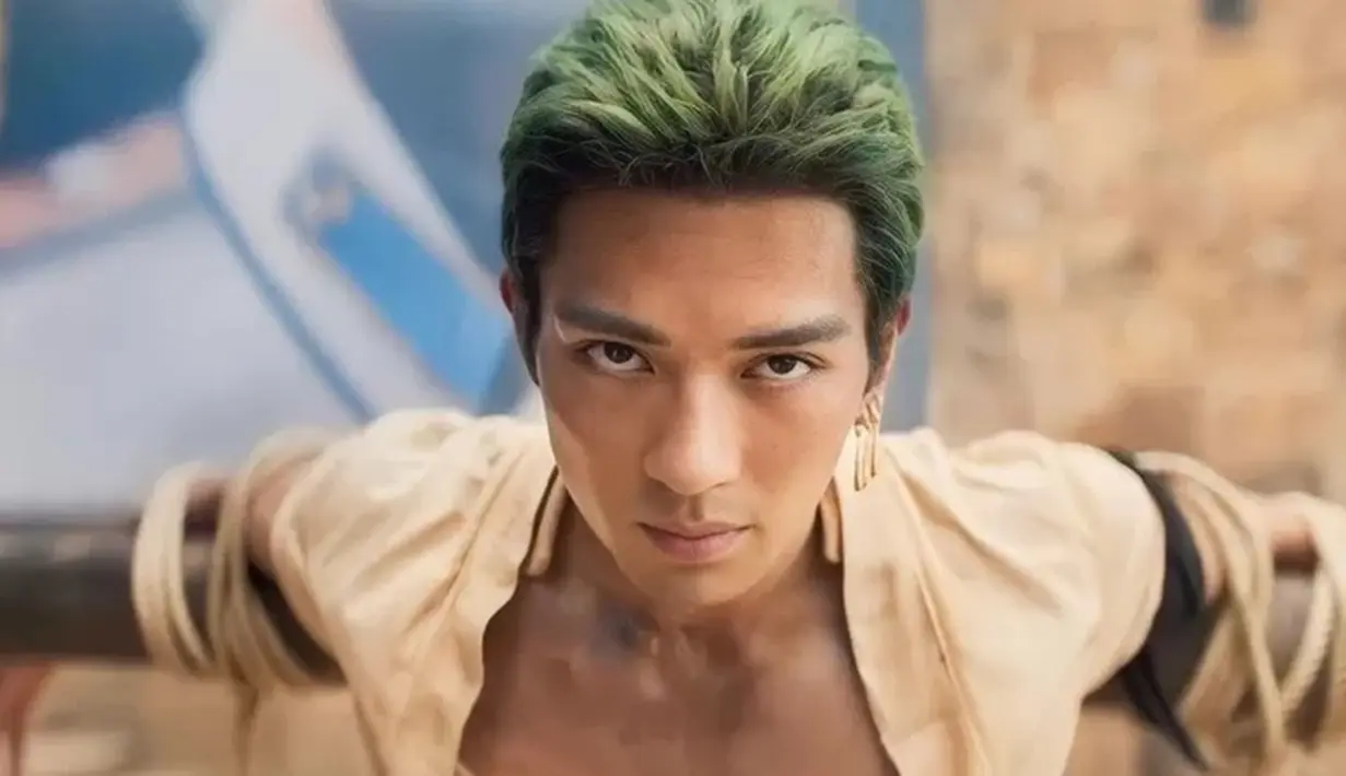 Mackenyu Arata, pemeran Zoro yang tampil outstanding di episode 1 One Piece. Ia menjadi kru pertama bajak laut Topi Jerami yang direkrut Luffy. Sosoknya yang keren membuat Zoro banyak dikagumi. (Liputan6.com/IG/netflix)