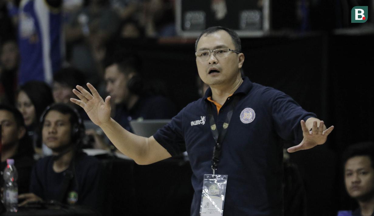 Pelatih Pelita Jaya, Johanis Winar, saat melawan Satria Muda pada game kedua final IBL 2018 di Gor Soemantri Brojonegoro, Jakarta, Sabtu (21/4/2018). Pelita Jaya menang 94-78 atas Satria Muda. (Bola.com/M Iqbal Ichsan)