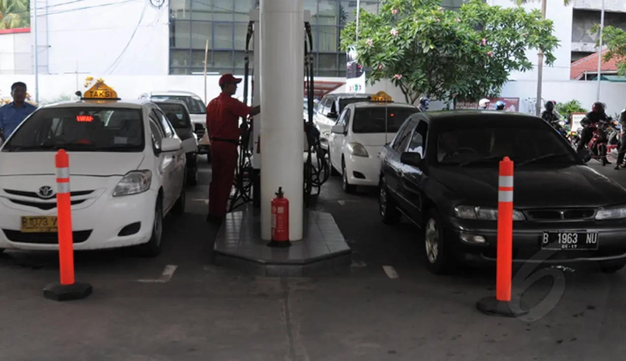 Harga premium per Senin 19 Januari 2015 pukul 00.00 WIB menjadi Rp 6.600/liter dan harga solar menjadi Rp 6.400/liter. Tampak, antrian mobil yang akan mengisi BBM di SPBU Cikini, Jumat (16/1/15). (Liputan6.com/Herman Zakharia)