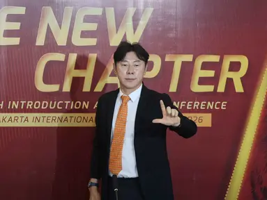 Shin Tae-yong saat diperkenalkan sebagai pelatih kepala Persija yang baru di Jakarta International Stadium, Senin (8/6/2026) siang WIB. (Bola.com/M Iqbal Ichsan)