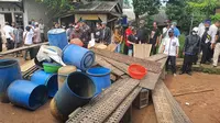 Sejumlah anggota Paguyuban Dadi Rukun melakukan aksi mogok membuat tempe di Kota Depok, Senin (21/2/2022). (Liputan6.com/Dicky Agung Prihanto).