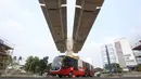 Bus Transjakarta melintas di bawah proyek Jalan Layang Non-Tol (JLNT) Busway Tendean-Ciledug di Kebayoran Baru, Jakarta, Minggu (13/3/2016). Proyek JLNT tersebut sudah mencapai 60 persen dan ditargetkan selesai 2016 ini. (Liputan6.com/Immanuel Antonius)