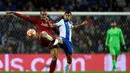 Duel antara Joel Matip dan Jesus Corona pada leg kedua babak perempat final Liga Champions yang berlangsung di Stadion do Dragao, Porto, Kamis (17/4). Liverpool menang 4-1 atas Porto. (AFP/Miguel Riopa)