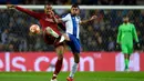 Duel antara Joel Matip dan Jesus Corona pada leg kedua babak perempat final Liga Champions yang berlangsung di Stadion do Dragao, Porto, Kamis (17/4). Liverpool menang 4-1 atas Porto. (AFP/Miguel Riopa)