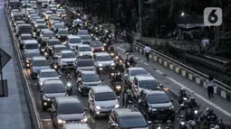 Kepadatan arus lalu-lintas saat pemberlakuan Ganjil Genap di Jalan MT Haryono, Jakarta, Senin (3/8/2020). Pemberlakuan  kembali sistem Ganjil Genap untuk mengurai kepadatan kendaraan pribadi saat PSBB Transisi. (merdeka.com/Iqbal S. Nugroho)