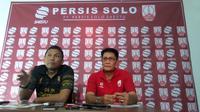 Freddy Muli (kanan) ditunjuk sebagai pelatih-manajer Persis Solo. (Bola.com/Ronald Seger Prabowo)