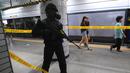 Polisi Korea Selatan berjaga saat latihan anti-teror di sebuah stasiun kereta bawah tanah di Seoul (22/8).  Puluhan ribu tentara Korea Selatan dan AS ikut serta dalam latihan militer gabungan "Ulchi Freedom Guardian. (AFP Photo/Jung Yeon-Je)