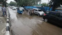 Genangan air tampak terlihat di Jalan Cikini Raya, Jakarta, Sabtu (7/11). Meski baru pertama kali diguyur hujan selama musim kemarau, jalan tersebut langsung terendam air. (Liputan6.com/ Immanuel Antonius)