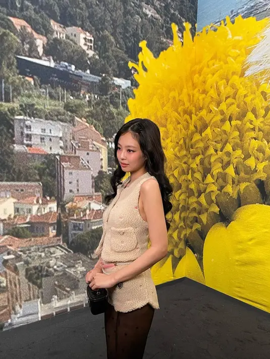 Menyambut koleksi Spring/Summer 2024, Jennie BLACKPINK hadir dengan gaya yang centil [@jennierubyjane]