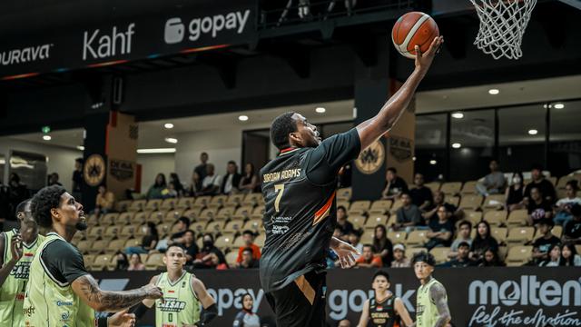 Jordan Adams memimpin Dewa United menghajar Pacific Caesar Surabaya di IBL 2025