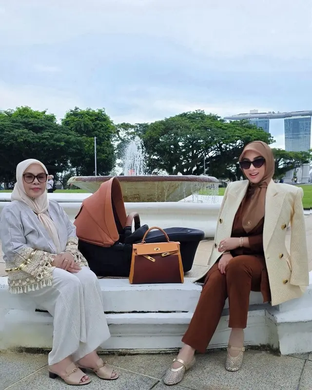 Tas Hermes selalu jadi andalan, momen Syahrini momong baby R ini gayanya bak sosialita sejati