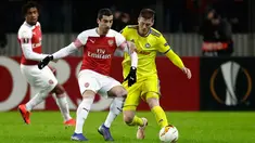 Gelandang Arsenal, Henrikh Mkhitaryan berebut bola dengan pemain BATE Borisov, Maksim Skavysh pada leg pertama 32 besar Liga Europa di Borisov Arena, Kamis (14/2). Arsenal kalah dengan skor 0-1 saat bertandang ke markas Bate Borisov. (AP/Sergei Grits)