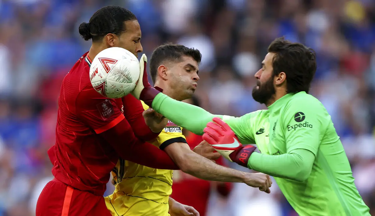 Kedua tim tampak berhati-hati. Liverpool sempat menekan di awal laga namun Chelsea perlahan-lahan bangkit dan menunjukkan level yang sama. (AP/Ian Walton)