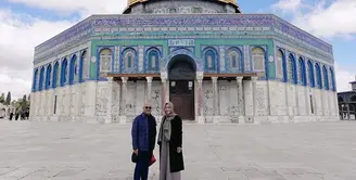 Maia Estianty bersama suami, Irwan Mussry sedang menikmati liburan di Israel. Salah satu yang dikunjungi perempuan tiga orang anak itu adalah Masjid Al Aqsa yang terletak di kota tua Jerusalem. Penampilan Maia istri Irwan Mussry itu beda dari biasanya. [Instagram/maiaestiantyreal]