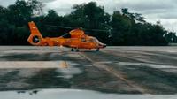 Heli Basarnas dari Pekanbaru yang diperbantukan untuk evakuasi rombongan Kapolda Jambi yang mengalami kecelakaan helikopter. (Liputan6.com/M Syukur)