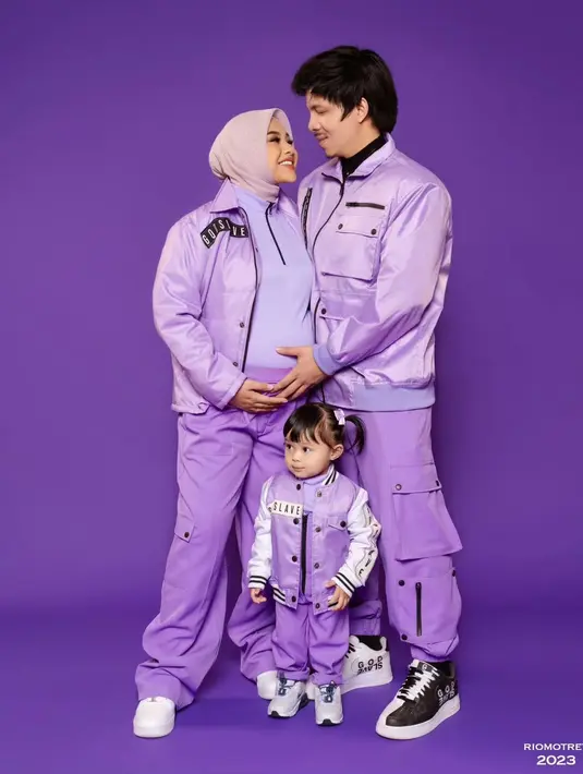 Dengan outfit kembaran, keluarga kecil Aurel Hermansyah pilih gaya sporty bernuansa ungu [@riomotret]