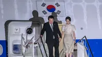Presiden Korea Selatan Yoon Suk-yeol (kiri) bersama istri Kim Keon Hee (kanan) tiba di terminal VVIP I Bandara I Gusti Ngurah Rai Bali, Minggu (13/11/2022). Kedatangan Presiden Korea Selatan tersebut untuk mengikuti KTT G20 yang akan berlangsung pada 15-16 November. ANTARA FOTO/Media Center G20 Indonesia/Galih Pradipta/nym.
