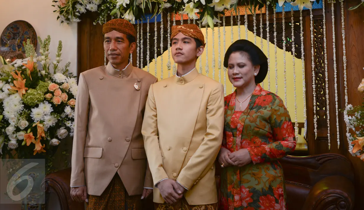 Presiden Jokowi (kiri) didampingi Ibu Iriana Joko Widodo (kanan) dan putra sulungnya Gibran Rakabuming Raka berpose di rumahnya di Jalan Kutai Utara RT.08/RW.07 Sumber, Solo, Jateng, menjelang pernikahan Gibran, Rabu (10/6). (Liputan6.com/Faizal Fanani)
