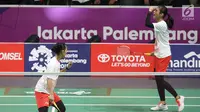 Ganda putri Indonesia, Della Destiara Haris/Rizki Amelia Pradipta bersorak saat melawan pemain Korsel, Baek Hana/Kim Hyerin pada perempat final Bulutangkis Beregu Putri Asian Games 2018 di Jakarta, Senin (20/8). (Liputan6.com/Helmi Fithriansyah)