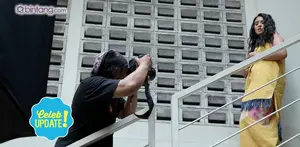 Ayushita tampil boyish atau feminin, tergantung acaranya.