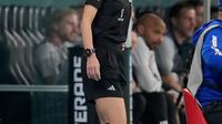 Wasit Jepang Yoshimi Yamashita selama pertandingan sepak bola grup F Piala Dunia antara Belgia dan Kanada, di Stadion Ahmad Bin Ali, Doha, Qatar, Rabu (23/11/2022). Dalam Piala Dunia 2022 Yamashita bukan menjadi satu-satunya wasit wanita, ia bersama rekan wanitanya Stéphanie Frappart dari Prancis dan Salima Mukansanga dari Rwanda. (AP Photo/Natacha Pisarenko)