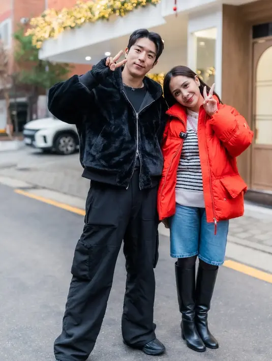 Sementara itu, Nagita tampil lebih cerah mengenakan padding jaket merah dipadukan inner bergaris hitam putih dari Chanel seharga Rp68 jutaan dan celana denim. Ia pun mengenakan sepatu boots seharga Rp36 jutaan dari brand Gianvito Rossi.  [@raffinagita1717]