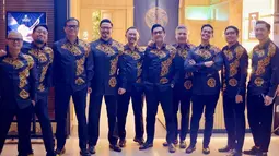 Seragam yang dikenakan oleh geng The Prediksi ini sangat keren dan unik. Menurut Ronal Surapradja, seragam yang khusus disiapkan untuk kondangan ke acara pernikahan anak Tora Sudiro itu punya desain batik yang dibuat sesuai logo The Prediksi. (Liputan6.com/IG/@andreastaulany)