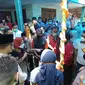 Menteri Sosial Tri Risma Harini saat berdialog dengan warga Kabupaten Bangkalan