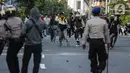 Sejumlah massa terlibat bentrok dengan aparat kepolisian di kawasan Pejompongan, Jakarta, Rabu (7/10/2020). Belum bisa dipastikan apakah aksi tersebut berkaitan dengan isu aksi penolakan pengesahan UU Omnibus Law Cipta Kerja. (Liputan6.com/Faizal Fanani)