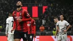 Gelandang AC Milan, Ruben Loftus-Cheek melakukan selebrasi setelah mencetak gol kedua timnya saat pertandingan leg pertama play-off babak 16 besar Liga Eropa UEFA melawan Stade Rennes di Stadion San Siro, Milan, 15 Februari 2024. (GABRIEL BOUYS/AFP)