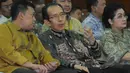 Wakil Ketua KPK Zulkarnain (tengah) dan Kepala BNP2TKI, Nusron Wahid  saat menghadiri MOU kerjasama memberantas korupsi di kantor BNP2TKI, Jakarta, Kamis (19/3/2015). (Liputan6.com/Herman Zakharia)