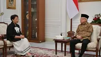 Wakil Presiden (Wapres) Ma’ruf Amin menerima Menteri Luar Negeri (Menlu) Retno Marsudi di Istana Wapres, Rabu (17/04/2024). (Liputan6.com/Delvira Hutabarat).