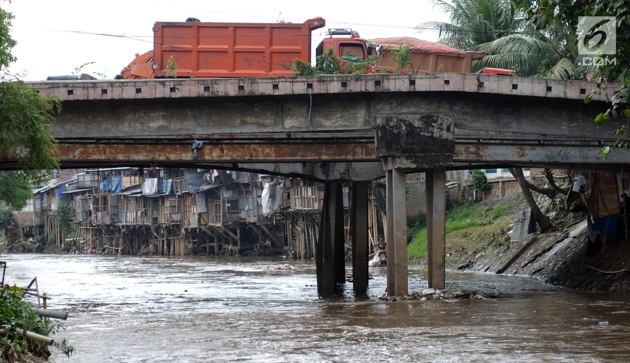Deretan pemukiman padat di bantaran kali Ciliwung di sekitar kawasan Manggarai, Jakarta, Jumat (6/4). Keberadaan bangunan di bantaran sungai itu dianggap menghambat pengerjaan normalisasi Sungai Ciliwung. (Liputan6.com/Helmi Fithriansyah)