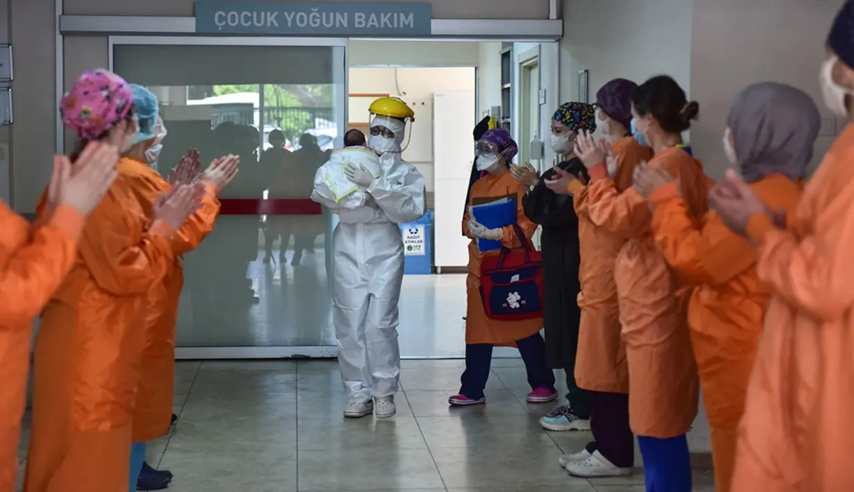Para petugas medis menyambut dengan tepuk tangan atas pemulihan bayi berusia 45 hari di Rumah Sakit Prof. Cemil Tascioglu Okmeydani di Istanbul, Turki, Selasa (12/5/2020). Bayi itu keluar dari ICU rumah sakit tersebut setelah menjalani perawatan infeksi COVID-19 selama sembilan hari. (Xinhua)