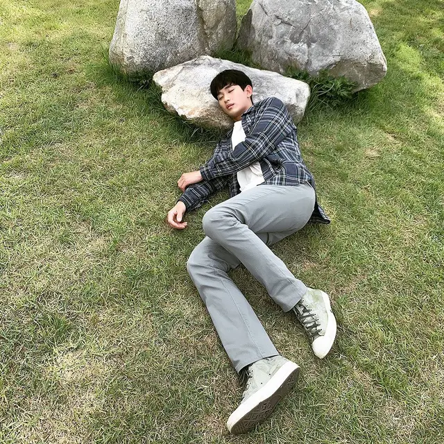 Pose Kocak Kim Soo Hyun. (Sumber: Instagram/soohyun_k216)