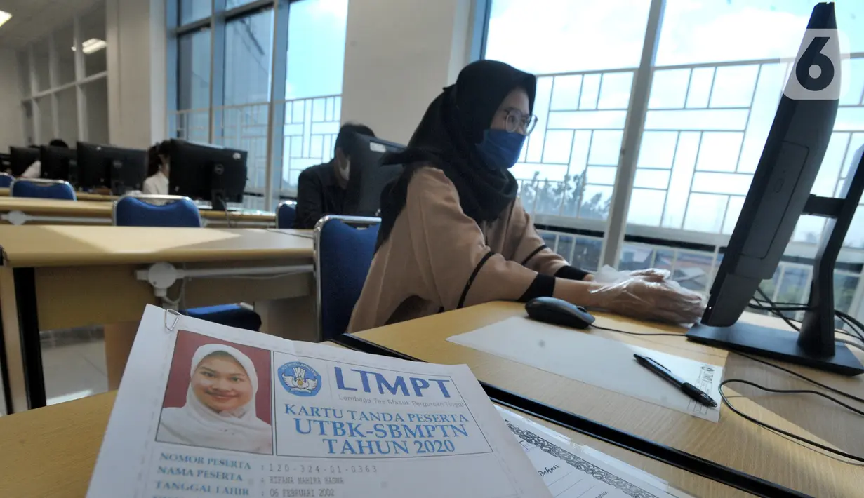 Peserta mengikuti Ujian Tulis Berbasis Komputer (UTBK) gelombang pertama di Kampus Fakultas Teknik UPN Veteran Jakarta, Cinere, Depok, Jawa Barat, Minggu (5/7/2020). UTBK 2020 dibagi dua gelombang, pertama 5-14 Juli 2020 dan kedua 20-29 Juli 2020. (merdeka.com/Arie Basuki)