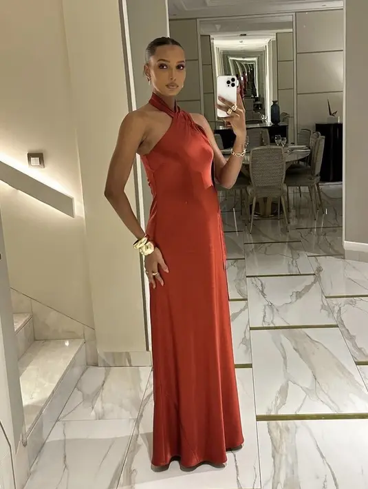 <p>Jasmine Tookes sukses mengalahkan 1.800 nominasi dari seluruh dunia, termasuk Gal Gadot hingga Lisa BLACKPINK dan kini akan menjadi ibu dengan cantik mengenakan dress satin halterneck orangenya.&nbsp;(@jastookes)</p>