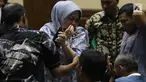 Terdakwa dugaan suap DPRD Sumatera Utara, Tiaisah Ritonga menangis usai menjalani sidang pembacaan putusan di Pengadilan Tipikor, Jakarta, Kamis (14/02). Tiaisah divonis bersalah, dihukum empat tahun dan denda Rp100 juta. (Liputan6.com/Helmi Fithriansyah)