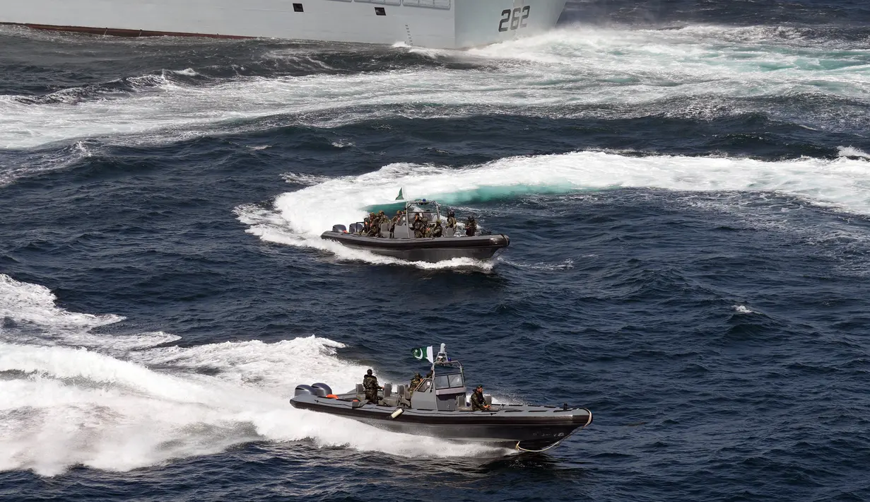 Komando angkatan laut melakukan operasi kontra terorisme saat latihan multinasional AMAN-23 di Laut Arab dekat Karachi, Pakistan, 13 Februari 2023. Kapal perang lebih dari 50 negara termasuk Amerika Serikat, China, Jepang, dan Indonesia berpartisipasi dalam latihan multinasional lima hari yang diselenggarakan oleh Angkatan Laut Pakistan di Laut Arab untuk meningkatkan kerja sama dalam menjaga keamanan laut dari perompak, teroris, dan penyelundup. (AP Photo/Fareed Khan)
