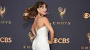 Aktris Sofia Vergara berpose untuk fotografer di karpet merah Emmy Awards 2017 di Los Angeles, Minggu (17/9). Wanita 45 tahun itu tampil cantik mengenakan gaun putih model putri duyung yang menampilkan lekuk tubuh jam pasirnya (Jordan Strauss/Invision/AP)