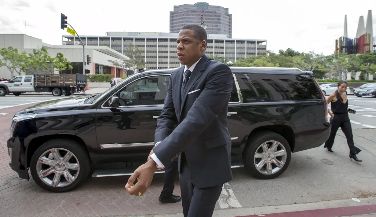 Penyanyi rap, Jay Z tiba di pengadilan Los Angeles untuk menjadi saksi kasus gugatan hak cipta atas lagu hitnya yang populer pada 1999, Big Pimpin, California, Rabu (14/10/2015). (REUTERS / Mario Anzuoni)