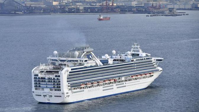 Sebuah kapal pesiar Diamond Princess berlabuh di Pelabuhan Yokohama pada saat kedatangan di Yokohama, dekat Tokyo, Selasa, (4/2/2020). (Kyodo News via AP)